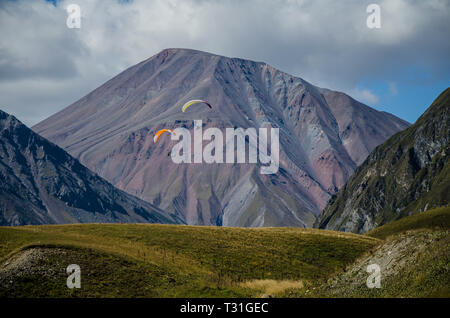 Schöne bunte Berge aus dem Russland Georgien Friendship Monument in Kazbegi, Georgien gesehen. Stockfoto