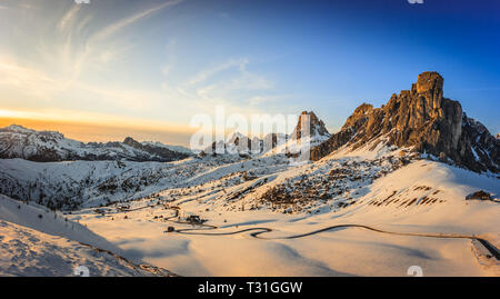 Panoramablick auf Ra Gusela peak vor Averau und Nuvolau Berg, in Passo Giau, High Alpine Pass in der Nähe von Cortina d'Ampezzo, Dolomiten, Italien Stockfoto