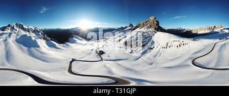 Panoramablick auf Ra Gusela peak vor Averau und Nuvolau Berg, in Passo Giau, High Alpine Pass in der Nähe von Cortina d'Ampezzo, Dolomiten, Italien von Ra Stockfoto