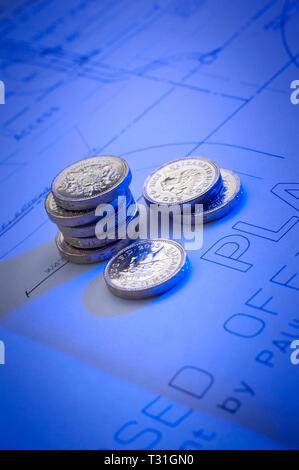 Pound Münzen auf Blueprint Stockfoto