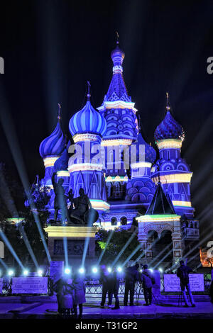 = Basilius-Kathedrale gemalt von Licht in Blau mit weissen Streifen = Blick vom Roten Platz mit der Basilius-Kathedrale gemalt, die Licht im blauen Co Stockfoto