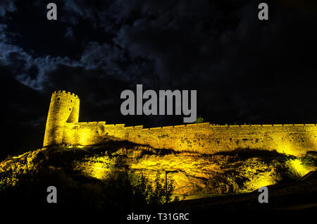 Nacht Blick auf das beleuchtete Rabati Festung Burg in Akhaltsikhe Stadt im südlichen Georgien. Stockfoto