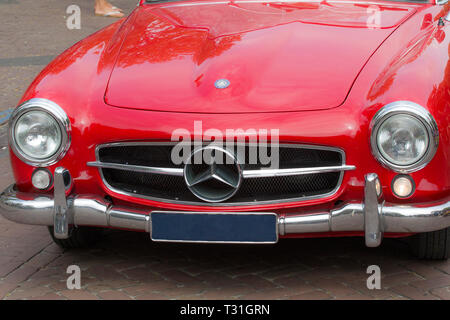 MEDEMBLIK, NIEDERLANDE, - Juli 22, 2018: Vor einem Vintage rot Mercedes Benz 190 SL 1959. Stockfoto