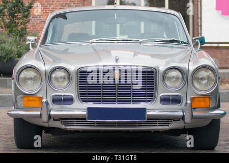 MEDEMBLIK, NIEDERLANDE, - Juli 22, 2018: Jaguar XJ6 ab 1971 Dies ist eine klassische Oldtimer aus England Stockfoto