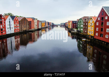 Malerische Häuser Blick von der Gamle Bybro Altstadt Brücke im Zentrum von Trondheim. Stockfoto