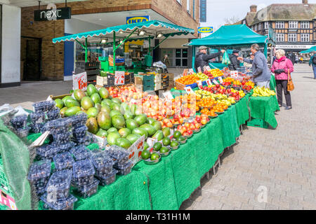 Obst und Gemüse in Bromley High Street, South London. Stockfoto