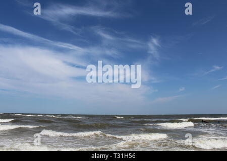 Bewölkter Himmel über eine wellenförmige Seascape Stockfoto