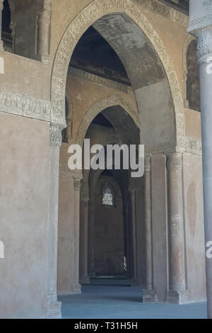 Kairo, Ägypten: Bögen der Moschee von Ibn Tulun (879 AD) - die älteste in Kairo überleben in seiner ursprünglichen Form und die größte Landfläche. Stockfoto