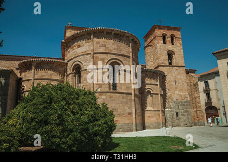 Menschen zu Fuß neben Pfarrei St. Peter der Apostel in Avila. Mit einer imposanten Mauer rund um die gotische Stadt Zentrum in Spanien. Stockfoto