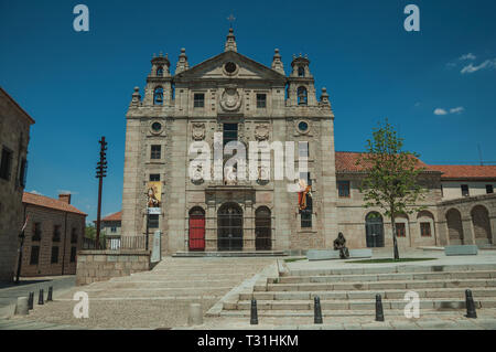 Platz vor der Fassade des Kloster Santa Teresa de Jesus in Avila. Mit einer imposanten Mauer rund um die gotische Stadt Zentrum in Spanien. Stockfoto