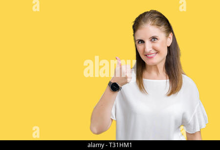 Mittleres Alter Reifen schöne Frau über isolierte Hintergrund tun glücklich Daumen nach oben Geste mit der Hand. Die Genehmigung der Ausdruck an der Kamera mit sh suchen Stockfoto