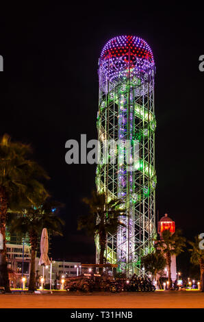 Nacht Blick auf das beleuchtete Batumi Alphabet Turm mit georgische Flagge auf der Oberseite. Stockfoto