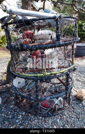 Diese vertikale Bild hat die Fischerei Material und Ausrüstung in einem Hof, während der Wartezeit auf ein Schiff gesetzt zu werden. Netze, Seile, Krabben oder Krebse Netze, Bojen und Stockfoto