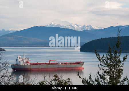 Diese Landschaft Bild zeigt ein großes Schiff Boot landeinwärts von Puget Sound mit schneebedeckten Mount Baker, einem inaktiven Vulkan im Hintergrund. Nehmen Sie die n fr Stockfoto