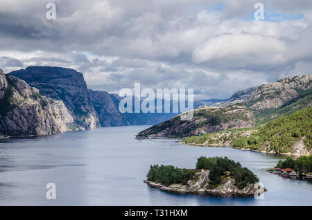 Blick auf den Lysefjord Fjord in der Nähe von Preikestolen Preikestolen Blick mit einem roten Kirche auf einer kleinen Insel im Vordergrund. Stockfoto