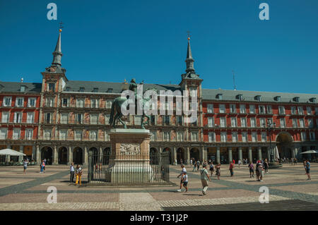 Die Menschen auf der Plaza Mayor, umgeben von alten großen Gebäude mit Balkonen in Madrid. Hauptstadt von Spanien mit lebendigen und intensiven kulturellen Lebens. Stockfoto