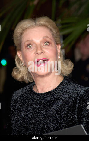 LOS ANGELES, Ca. 22. Februar 2001: Schauspielerin Lauren Bacall am American Film Institute Gala, in Beverly Hills, wo Barbra Streisand mit des Instituts 29. jährliche Life Achievement Award geehrt wurde. © Paul Smith/Featureflash Stockfoto