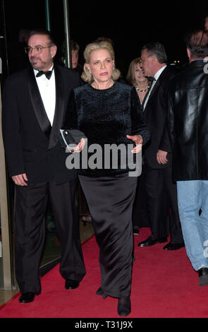 LOS ANGELES, Ca. 22. Februar 2001: Schauspielerin Lauren Bacall am American Film Institute Gala, in Beverly Hills, wo Barbra Streisand mit des Instituts 29. jährliche Life Achievement Award geehrt wurde. © Paul Smith/Featureflash Stockfoto