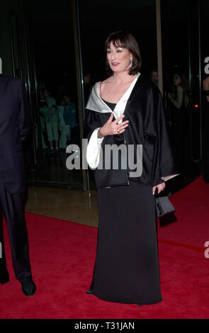 LOS ANGELES, Ca. 22. Februar 2001: Schauspielerin Anjelica Huston am American Film Institute Gala, in Beverly Hills, wo Barbra Streisand mit des Instituts 29. jährliche Life Achievement Award geehrt wurde. © Paul Smith/Featureflash Stockfoto