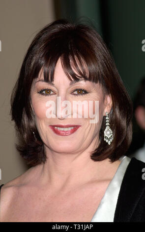 LOS ANGELES, Ca. 22. Februar 2001: Schauspielerin Anjelica Huston am American Film Institute Gala, in Beverly Hills, wo Barbra Streisand mit des Instituts 29. jährliche Life Achievement Award geehrt wurde. © Paul Smith/Featureflash Stockfoto