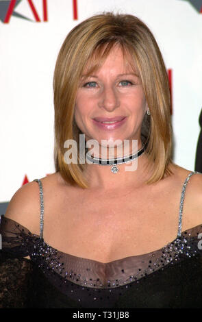 LOS ANGELES, Ca. 22. Februar 2001: Schauspielerin/Sängerin/Direktor BARBRA STREISAND am American Film Institute Gala, in Beverly Hills, wo Sie mit dem Institut 29. jährliche Life Achievement Award geehrt wurde. © Paul Smith/Featureflash Stockfoto