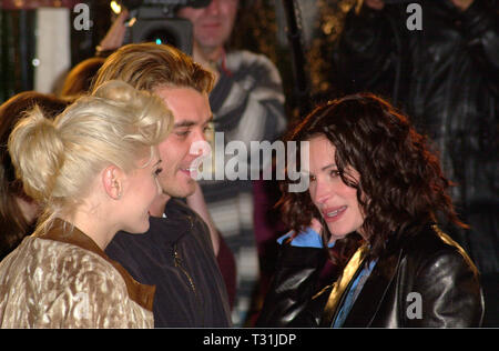 LOS ANGELES, Ca. Februar 23, 2001: die Schauspielerin Julia Roberts (rechts) mit keinen Zweifel stars Gwen Stefani & Gavin Rossdale am Los Angeles Premiere von Roberts' neuer Film der Mexikaner. © Paul Smith/Featureflash Stockfoto