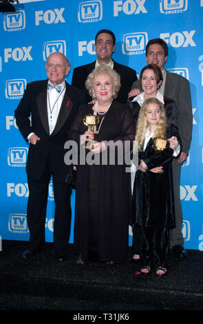 LOS ANGELES, Ca. Februar 24, 2001: Alle lieben Raymond Sterne Peter Boyle (links), BRAD GARRETT, DORIS ROBERTS, Patricia Heaton, Ray Romano & MADYLIN VERSÜSSEN an der 3. jährlichen TV Guide Awards in Los Angeles. © Paul Smith/Featureflash Stockfoto