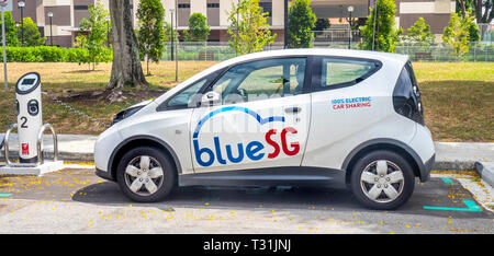 Blau SG Bolloré Bluecar, Elektroauto aufladen an einem Elektrofahrzeug recharching Station in Singapur. Stockfoto