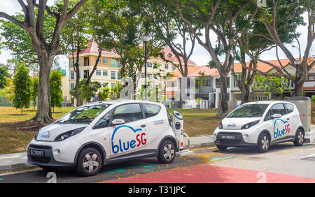 Blau SG Bolloré Bluecar, Elektroauto aufladen an einem Elektrofahrzeug recharching Station in Singapur. Stockfoto