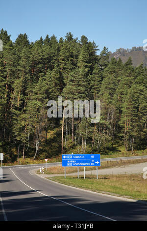 Chuya Highway in der Nähe von Manzherok Dorf. Republik Altai. Russland Stockfoto