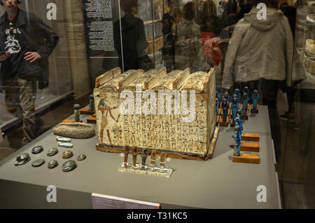 Turin, Piemont, Italien. März 2019. Im Ägyptischen Museum, Ausstellung der heiligen Skarabäen. Stockfoto