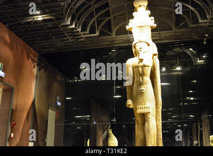 Turin, Piemont, Italien. März 2019. An das Ägyptische Museum, das große Zimmer zu Statuen gewidmet. Touristen in der Ausstellung. Stockfoto