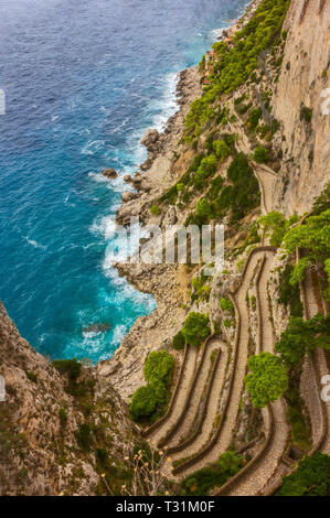 Via Krupp ist ein historisches Switchback gepflasterter Fußweg auf der Insel Capri, die Verbindung der Kartause von San Giacomo und die Gärten des Augustus Stockfoto