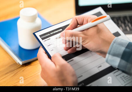 Mann, der das Krankenversicherungsformular ausfüllt. Medizinische Forschung, Umfrage oder Studie. Patient oder Arzt, der persönliche Daten und medizinische Daten schreibt. Stockfoto