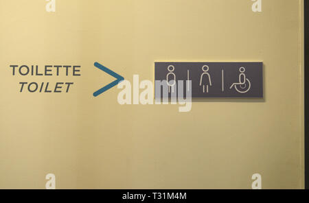 Indikation für die Toiletten mit Mann, Frau und Behinderte im Rollstuhl. Stockfoto