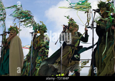 Eine weibliche Band in fabelhaften grünen Kostümen singen auf der Bühne auf die West Hill bei Jack im Grünen Festival, Hastings, East Sussex, Großbritannien Stockfoto