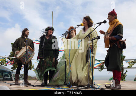 Eine Keltische musikalische Ensemble im Kostüm aus der Bretagne auf der Bühne in der West Hill während Jack im Grünen Festival, Hastings, East Sussex, Großbritannien Stockfoto