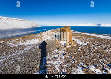 Schatten des Fotografen an dramatischen Winterlandschaft entlang Ísafjarðardjúp Fjord in der Nähe von Ísafjörður in den Westfjorden region, Island Stockfoto