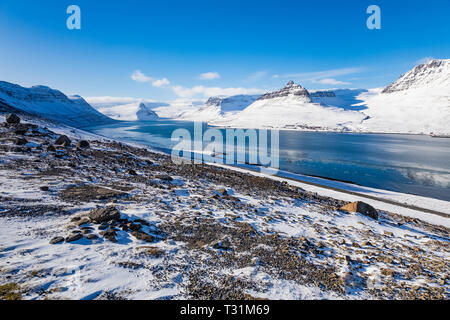 Dramatische Winterlandschaft entlang Ísafjarðardjúp Fjord in der Nähe von Ísafjörður in den Westfjorden region, Island Stockfoto