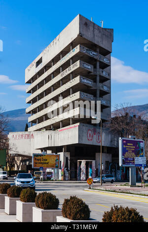 Verlassenen ehemaligen Ljubljanska Bank Gebäude (Sniper Tower während des bosnischen Krieges) in der Stadt Mostar, Bosnien und Herzegowina. Stockfoto