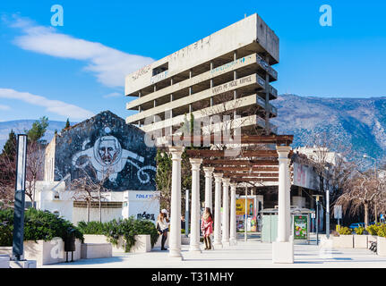 Graffiti auf dem Gebäude auf España, Mostar, Bosnien. Verlassene Bankgebäude (Scharfschützen Turm im zweiten Weltkrieg) auf Hintergrund Stockfoto