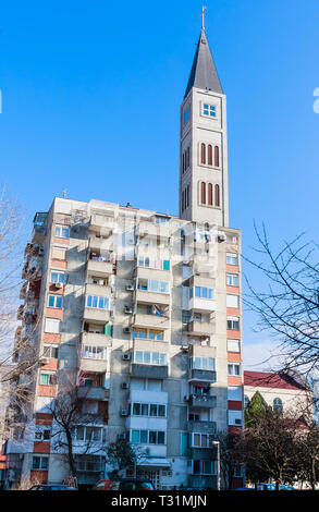 Bell Turm von St. Peter und Paul katholische Kirche durch das Franziskanerkloster, Mostar, Bosnien und Herzegowina Stockfoto