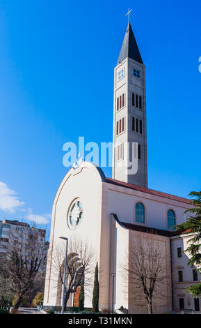 Die Kirche des Hl. Peter und Paul Franziskanerkirche, in Mostar (Bosnien und Herzegowina). 1992 abgewischt, die Kirche hat seitdem wieder aufgebaut Stockfoto