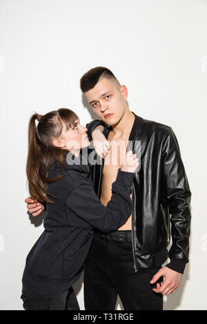 Wir sind Freunde. Close up fashion Portrait von zwei Jungen cool hipster Mädchen und Jungen Jeans tragen. Studio Schuß von zwei Modellen Spaß und lustige Gesichter. Stockfoto