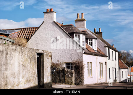 Alte weiße Häuser im historischen Dorf Falkland in Schottland, der Heimat des Falkland Palace. Stockfoto