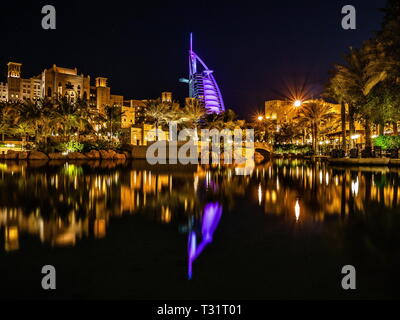 Die Nachtansicht von Madinat Jumeirah Stockfoto