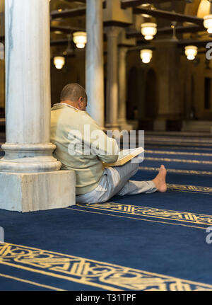 Ein Muslim das Rezitieren des heiligen Buch Koran in einer Moschee Stockfoto