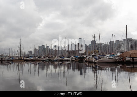 Der Bayshore West Marina (in der Nähe von Kohle Hafen) und Segelyachten vor der Vancouver Downtown Skyline (British Columbia, Kanada). Stockfoto