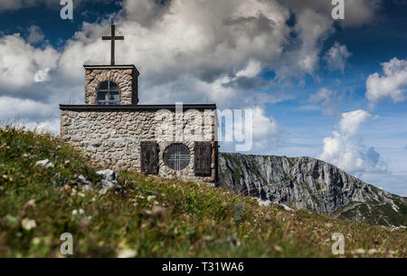 Eine kleine Kirche auf dem Berg oben an der Rax in den Ausläufern der Alpen, Österreich. Stockfoto