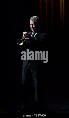 April 3, 2019 - Multi Grammy Gewinner Chris Botti unterhält die Masse an der Sandler Zentrum in Virginia Beach, Virginia, 3. APRIL 2019 Â© Jeff Moore (Credit Bild: © Jeff Moore/ZUMA Draht) Stockfoto